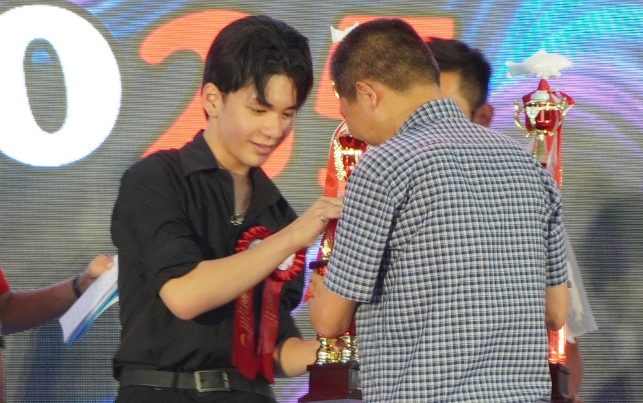Đại diện của thương hiệu Nishiki Goi trao giải cho người đạt giải Grand Champion